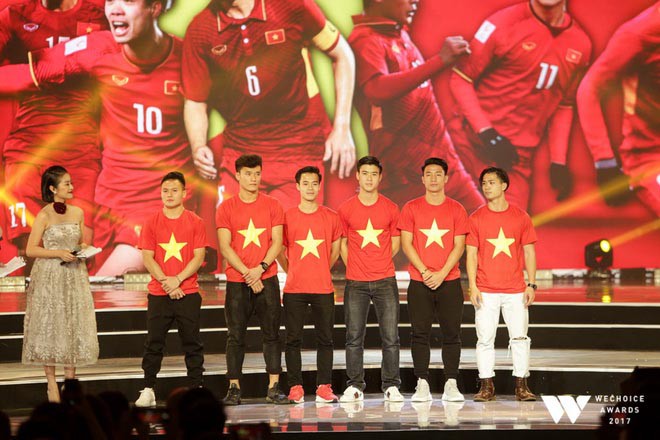 Tóc Tiên hờn dỗi vì lỡ mất cơ hội chụp hình với U23 Việt Nam - Ảnh 4.