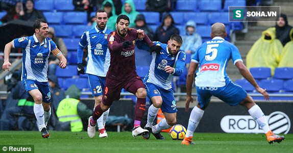 Messi tịt ngòi, Barca suýt gục ngã sau trận khổ chiến giữa màn mưa - Ảnh 2.