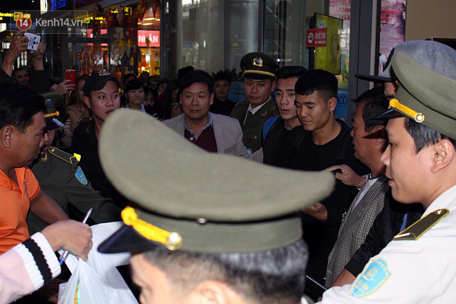 Người dân mang cờ hoa, lái xe tải đến sân bay Đà Nẵng chờ hàng giờ để đón các tuyển thủ U23 Việt Nam - Ảnh 13.