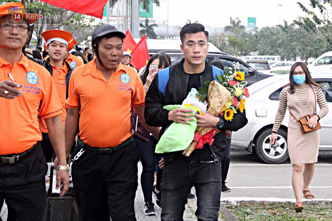 Người dân mang cờ hoa, lái xe tải đến sân bay Đà Nẵng chờ hàng giờ để đón các tuyển thủ U23 Việt Nam - Ảnh 15.