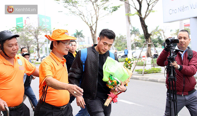 Người dân mang cờ hoa, lái xe tải đến sân bay Đà Nẵng chờ hàng giờ để đón các tuyển thủ U23 Việt Nam - Ảnh 16.