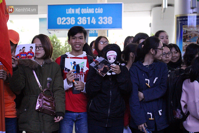 Người dân mang cờ hoa, lái xe tải đến sân bay Đà Nẵng chờ hàng giờ để đón các tuyển thủ U23 Việt Nam - Ảnh 4.