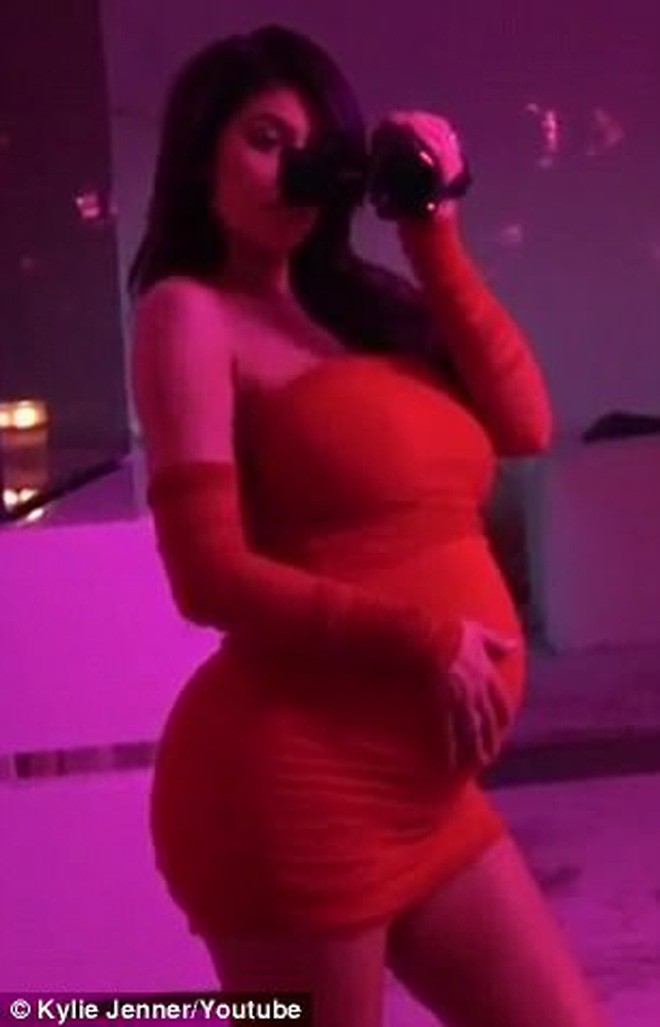 Kylie Jenner đã sinh con gái, chia sẻ video đầy cảm xúc về em bé và quá trình mang thai - Ảnh 5.