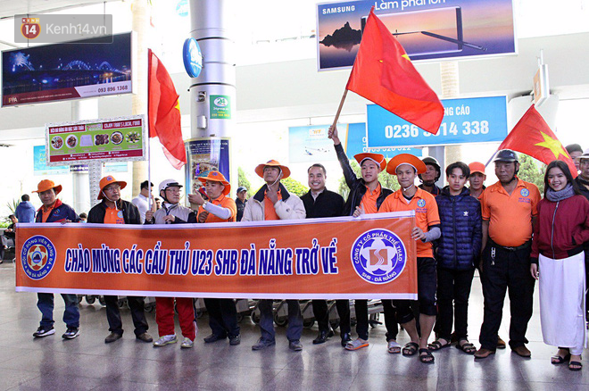 Người dân mang cờ hoa, lái xe tải đến sân bay Đà Nẵng chờ hàng giờ để đón các tuyển thủ U23 Việt Nam - Ảnh 6.