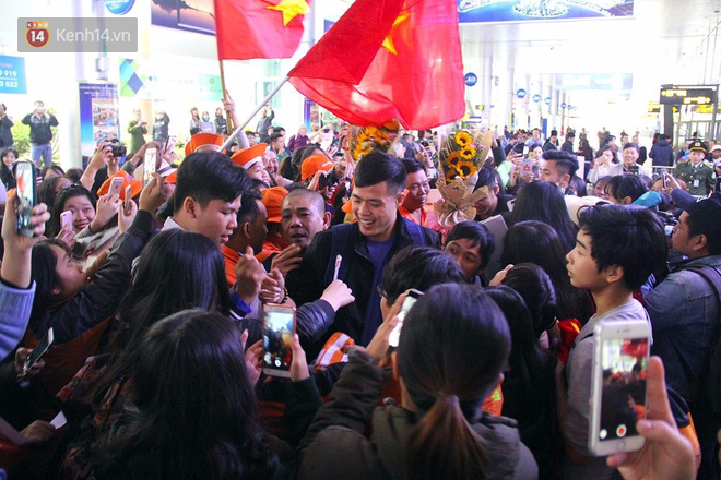 Người dân mang cờ hoa, lái xe tải đến sân bay Đà Nẵng chờ hàng giờ để đón các tuyển thủ U23 Việt Nam - Ảnh 9.