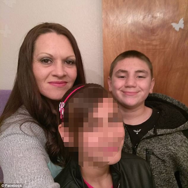 Cậu bé 13 tuổi bị mẹ và bạn trai nhốt trong chuồng chó, đánh đập đến chết - Ảnh 1.