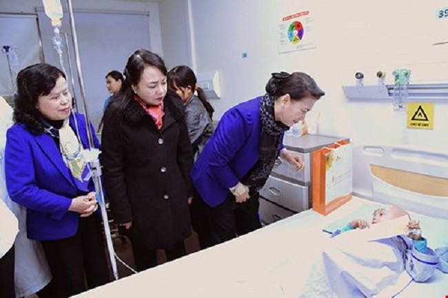 Bộ trưởng Bộ Y tế yêu cầu các bệnh viện đảm bảo trực Tết 24/24 - Ảnh 1.