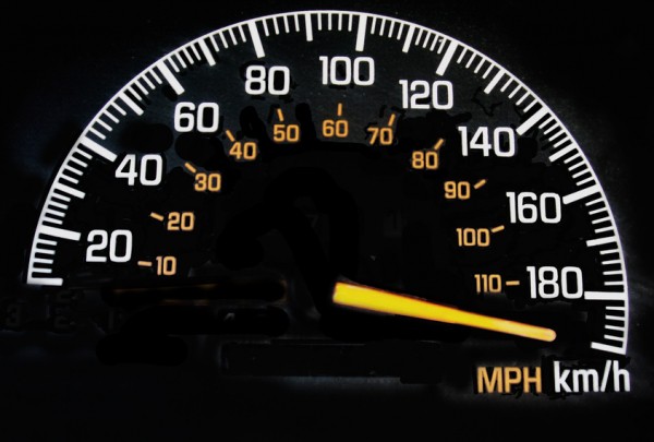 Tại sao xe không thể chạy được vận tốc tối đa mà đồng hồ hiển thị? - Ảnh 1.