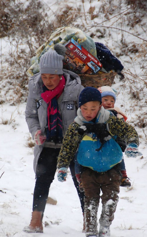Cậu bé 9 tuổi vượt tuyết cõng em trai xuống núi: Bức ảnh lay động hàng triệu trái tim - Ảnh 5.