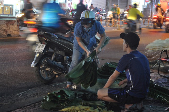  Phiên chợ lá dong gần gũi, thân thương mỗi khi Tết đến ở Sài Gòn - Ảnh 8.