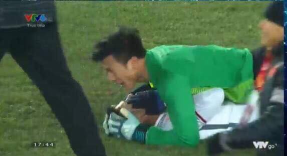 Những khoảnh khắc ngoài sân cỏ giữa các cầu thủ U23 Việt Nam khiến CĐV ghép đôi nhiệt tình - Ảnh 1.