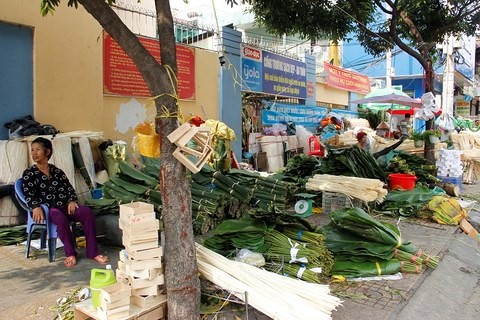 Chợ lá dong nửa thế kỷ ở Sài Gòn nhộn nhịp ngày giáp Tết - Ảnh 2.