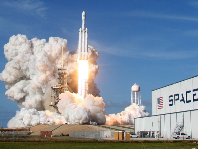 Những hình ảnh ấn tượng tại sự kiện phóng tên lửa mạnh nhất thế giới - Falcon Heavy của SpaceX - Ảnh 2.