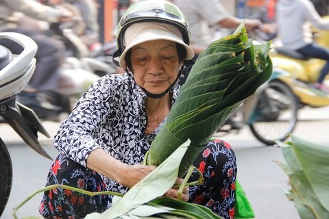 Chợ lá dong nửa thế kỷ ở Sài Gòn nhộn nhịp ngày giáp Tết - Ảnh 12.