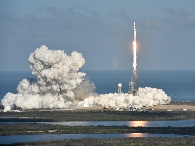 Những hình ảnh ấn tượng tại sự kiện phóng tên lửa mạnh nhất thế giới - Falcon Heavy của SpaceX - Ảnh 3.