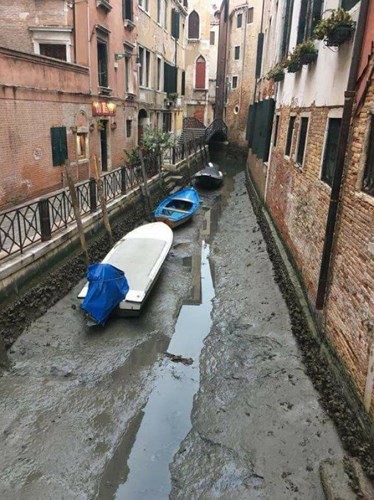 Ảnh: Kênh đào nổi tiếng ở Venice khi không có nước - Ảnh 6.