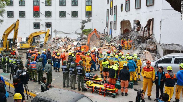 Hình ảnh kinh hoàng về tòa chung cư bị quật ngã vì động đất ở Đài Loan, nơi hàng chục người mắc kẹt - Ảnh 6.