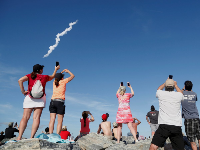Những hình ảnh ấn tượng tại sự kiện phóng tên lửa mạnh nhất thế giới - Falcon Heavy của SpaceX - Ảnh 10.