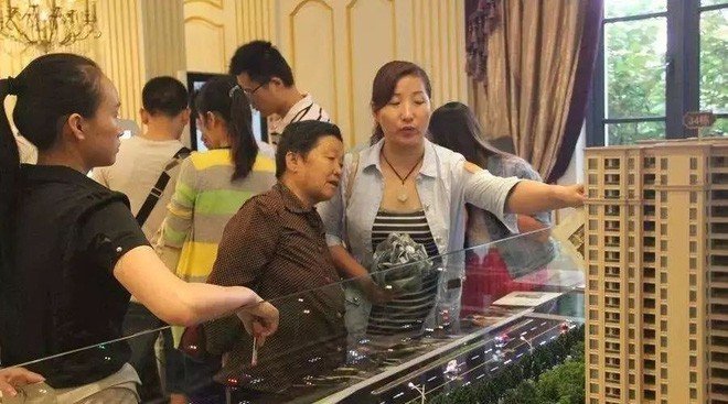 Chị em cay cú thi nhau kể sự cố giáp Tết đi shopping, tiền đầy người mà vẫn bị khinh  - Ảnh 2.