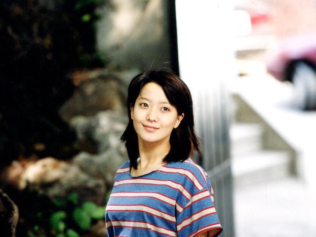 “Đệ nhất mỹ nhân Hàn” Kim Hee Sun: 10 năm hôn nhân viên mãn và chuyện từng muốn bỏ xứ ra đi vì con - Ảnh 2.