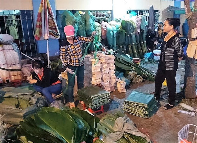 Chợ lá dong gần 50 tuổi nhộn nhịp ở Sài Gòn - Ảnh 2.