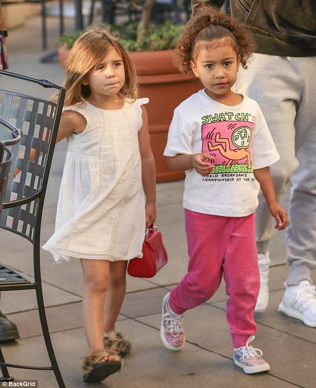 Kim Kardashian gây tranh cãi vì để con gái 4 tuổi chụp ảnh khêu gợi cho mình - Ảnh 2.