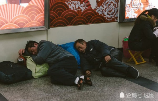 Để kịp chuyến tàu về quê ăn Tết, hàng ngàn người ngủ vạ vật tại ga tàu - Ảnh 2.