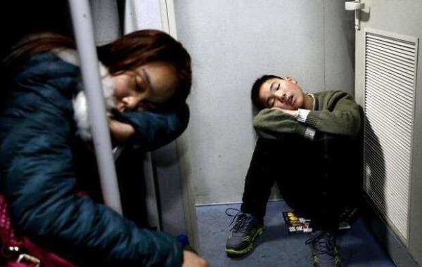 Để kịp chuyến tàu về quê ăn Tết, hàng ngàn người ngủ vạ vật tại ga tàu - Ảnh 11.