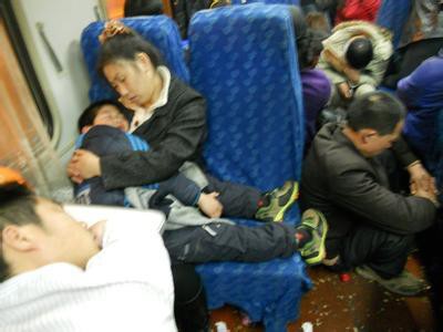 Để kịp chuyến tàu về quê ăn Tết, hàng ngàn người ngủ vạ vật tại ga tàu - Ảnh 12.