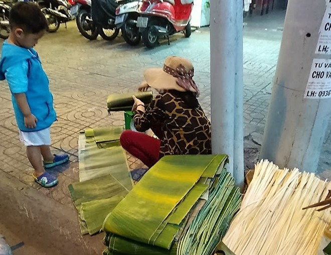 Chợ lá dong gần 50 tuổi nhộn nhịp ở Sài Gòn - Ảnh 13.