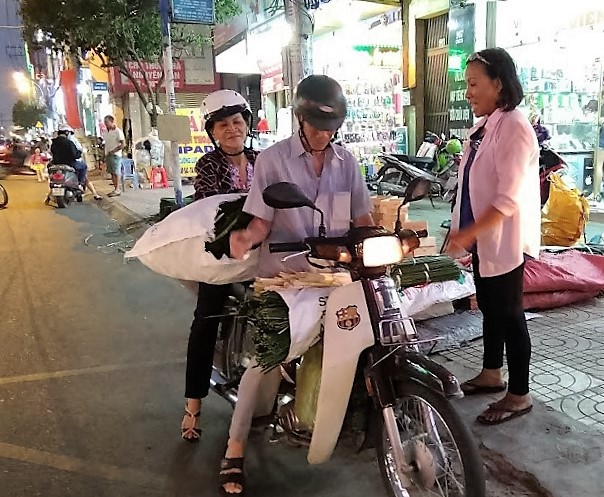 Chợ lá dong gần 50 tuổi nhộn nhịp ở Sài Gòn - Ảnh 14.