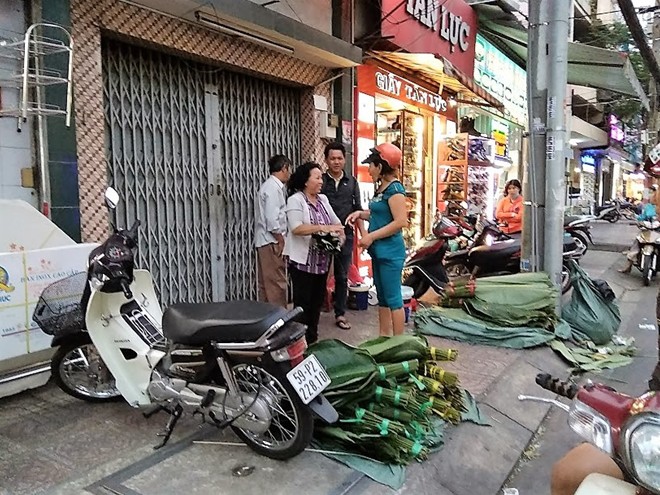 Chợ lá dong gần 50 tuổi nhộn nhịp ở Sài Gòn - Ảnh 7.