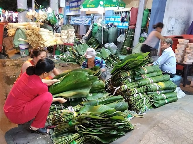Chợ lá dong gần 50 tuổi nhộn nhịp ở Sài Gòn - Ảnh 8.