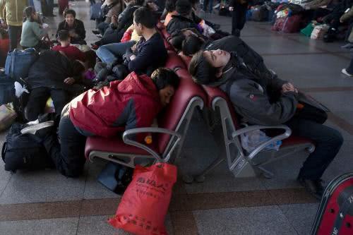 Để kịp chuyến tàu về quê ăn Tết, hàng ngàn người ngủ vạ vật tại ga tàu - Ảnh 8.