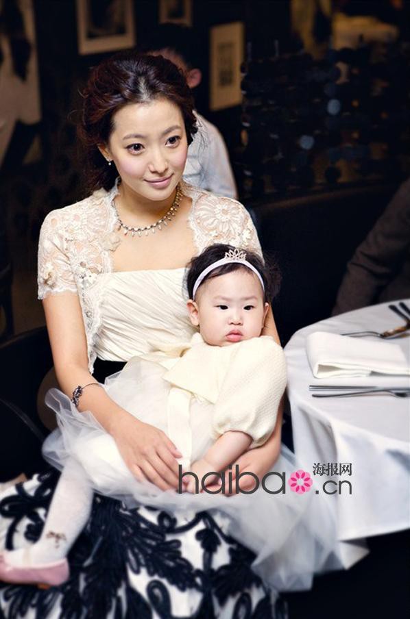 “Đệ nhất mỹ nhân Hàn” Kim Hee Sun: 10 năm hôn nhân viên mãn và chuyện từng muốn bỏ xứ ra đi vì con - Ảnh 10.