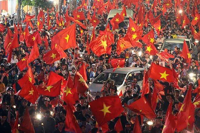 TƯỜNG THUẬT: NHM đổ ra đường ăn mừng chiến công lịch sử của U23 Việt Nam - Ảnh 12.