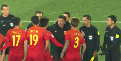 Cay cú vì thất bại, cầu thủ U23 Trung Quốc chỉ thẳng mặt, đòi ăn thua đủ với trọng tài - Ảnh 1.