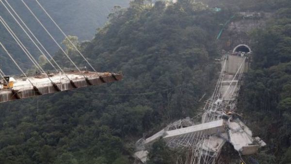 Sập cầu treo kinh hoàng ở Colombia: Gãy vụn trên vách núi cao chót vót - Ảnh 2.