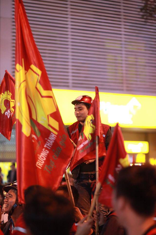 TƯỜNG THUẬT: NHM đổ ra đường ăn mừng chiến công lịch sử của U23 Việt Nam - Ảnh 27.