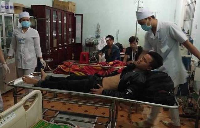 Tai nạn ở đèo Lò Xo, Kon Tum:  Hiện người bị thương được đưa vè cấp cứu tại bệnh viện đa khoa tỉnh để điều trị.