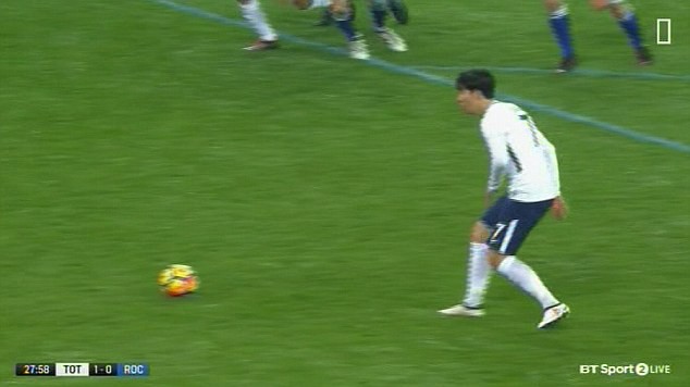 VAR gây náo loạn về tỉ số. HLV Pochettino nổi giận. CĐV Spurs phát điên! - Ảnh 2.