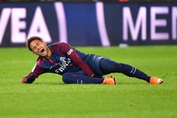 Sốc: Chấn thương của Neymar được… nhà tâm linh dự báo từ trước - Ảnh 2.