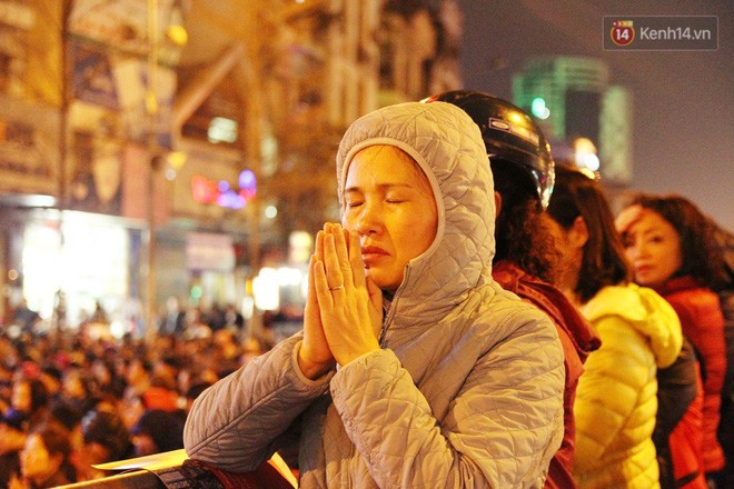 Hà Nội: Hàng nghìn người chen lấn xin lộc sau khi lễ cầu an ở chùa Phúc Khánh kết thúc - Ảnh 1.
