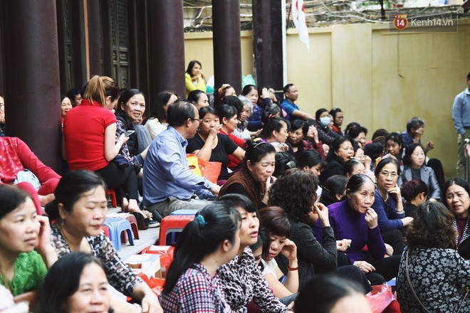 Hà Nội: Hàng nghìn người chen lấn xin lộc sau khi lễ cầu an ở chùa Phúc Khánh kết thúc - Ảnh 11.