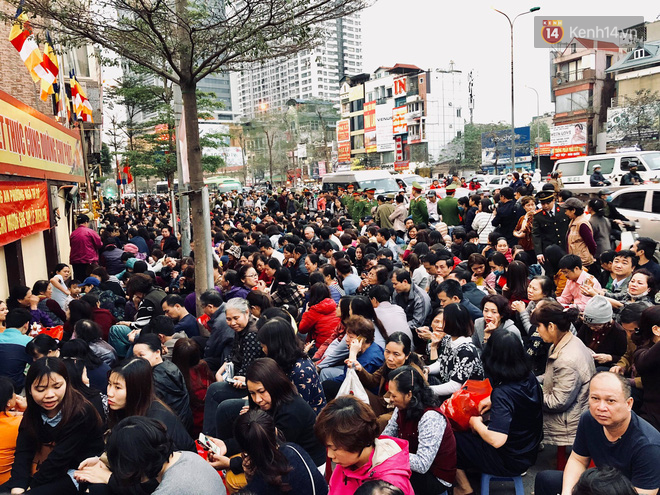 Hà Nội: Hàng nghìn người chen lấn xin lộc sau khi lễ cầu an ở chùa Phúc Khánh kết thúc - Ảnh 24.