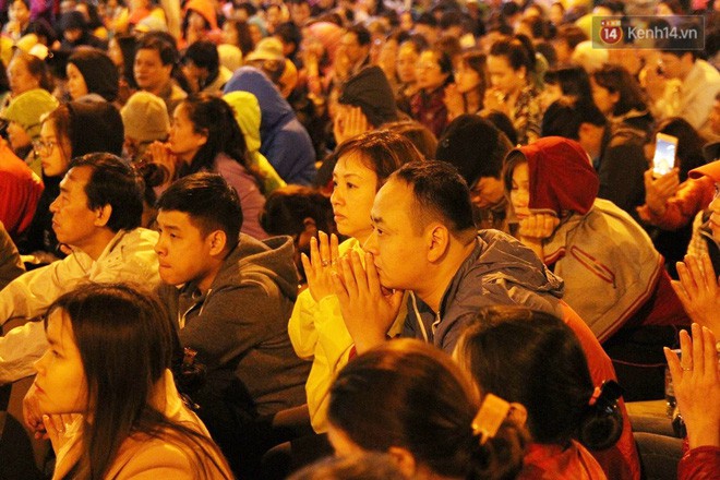 Hà Nội: Hàng nghìn người chen lấn xin lộc sau khi lễ cầu an ở chùa Phúc Khánh kết thúc - Ảnh 31.
