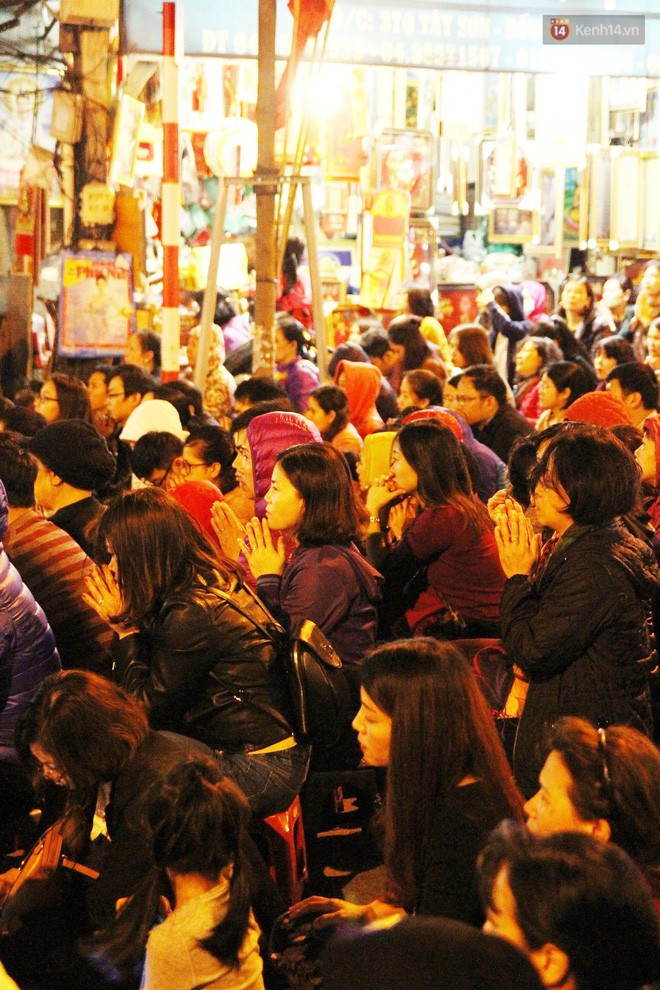 Hà Nội: Hàng nghìn người chen lấn xin lộc sau khi lễ cầu an ở chùa Phúc Khánh kết thúc - Ảnh 32.