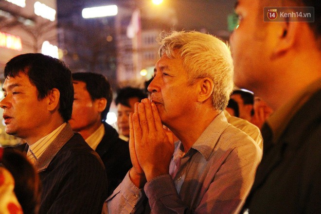 Hà Nội: Hàng nghìn người chen lấn xin lộc sau khi lễ cầu an ở chùa Phúc Khánh kết thúc - Ảnh 34.