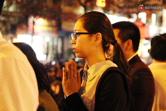 Hà Nội: Hàng nghìn người chen lấn xin lộc sau khi lễ cầu an ở chùa Phúc Khánh kết thúc - Ảnh 35.