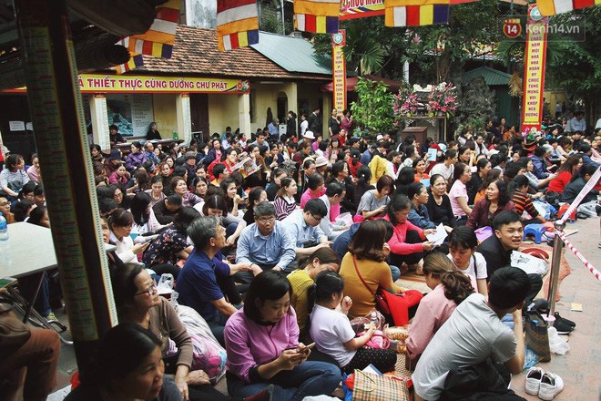 Hà Nội: Hàng nghìn người chen lấn xin lộc sau khi lễ cầu an ở chùa Phúc Khánh kết thúc - Ảnh 6.